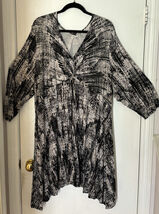 Avenue Ladies Black &amp; Off White Size 30/32 Blouse - $12.64