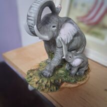Elephant Mother and Calf Figurine Decorative Sculpture - $16.38