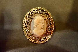 Vintage Florenza Carved Shell Cameo Gold Tone Brooch Pin 1.75”x1.5” - £18.55 GBP