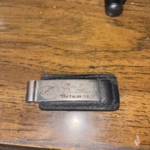 coral cadillac keychain - $110.73 MXN