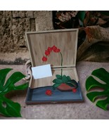 &quot;Painted Orchid Upcycled Cigar Treasure Box: A Bloom of Elegance&quot; - €30,17 EUR