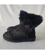 UGG Bailey Button II Black Size 7 Sheepskin Suede Boots Clean Cozy Winte... - $741.18 MXN