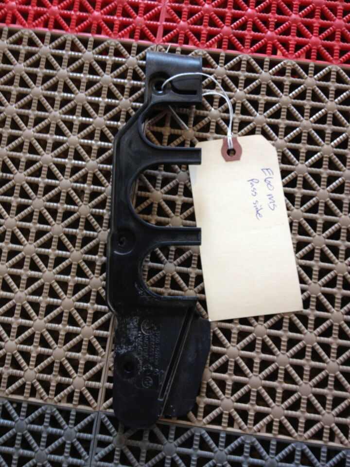 BMW E60 M5 Front Passenger Strut TOWER WIRE BRACKET PLASTIC OEM FENDER L... - $6.05