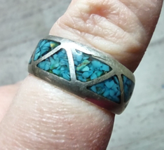 Vintage Silver &amp; Crushed Turquoise Chip Inlay Triangles Southwestern Ring Size 7 - $28.49