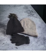 Womrns size beanies and gloves - $380.79 MXN