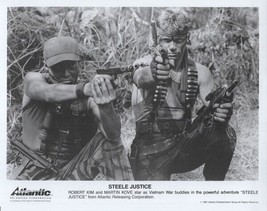 Steele Justice 1987 original 8x10 photo Martin Kove &amp; Robert Kim point weapons - £19.70 GBP