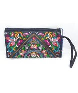 Women&#39;s Embroidered Pansies Design Light Weight Zip Close Clutch Purse - $203.00 MXN