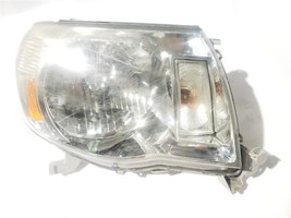 Passenger Headlight Broken Tab OEM Toyota Tacoma 05 06 07 08 09 10 11  - $422.17 MXN