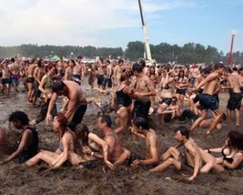 Woodstock 1969 festival goers revel in the mud at Max Yasgur&#39;s farm 8x10 photo - £7.66 GBP
