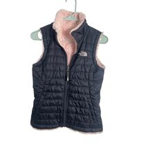 The North Face Women’s Quilted Fleece-Lined Vest Black Pink - $735.03 MXN