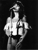 Beautiful Linda Ronstadt 11X17 Photo - £12.78 GBP