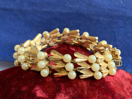 Trifari Bracelet 7&quot; Fashion Jewelry Goldtone Faux Pearl Box Clasp Wristlet - £39.62 GBP