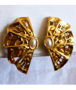 Vintage Gold Tone Pearl Faux Fan designl Clip On Earrings - £14.09 GBP