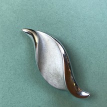 Vintage Trifari Marked Silvertone Twisted Brushed &amp; Shiny Leaf Pin Brooch – sign - £10.34 GBP