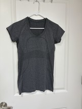 Lululemon swiftly heathered gray tech shirt with mesh panel detail size 8 - $596.22 MXN
