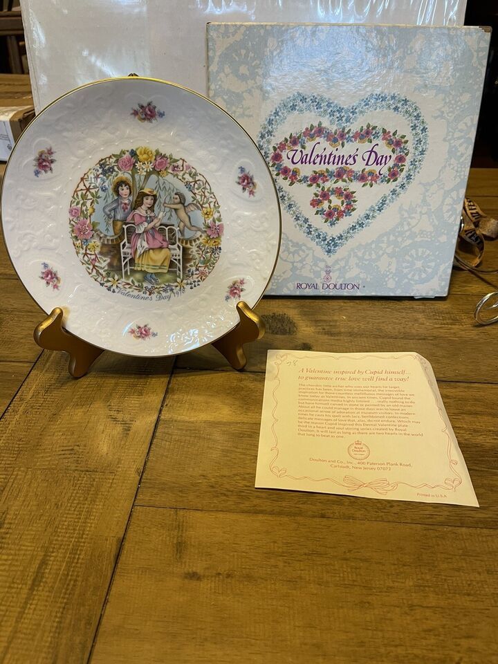 Primary image for VINTAGE 1979 ROYAL DOULTON BONE CHINA VALENTINE'S DAY PLATE