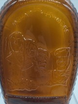 VTG Collectable Log Cabin Syrup Co Amber Bottle 1776 Bicentennial Mount Rushmore - $11.29