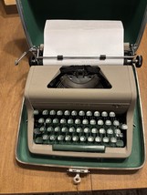 Original, WORKING 1954 ROYAL Senior Home Companion  Portable Typewriter  - $1,534.14 MXN