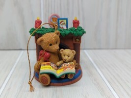 1998 Lustre Home Teddy Bears Reading Fireplace Christmas Ornament Merry Brite - £7.90 GBP