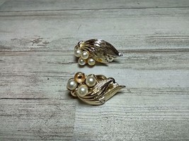 Vintage Signed Lisner Silver Tone Leaf Feather Clip On Earrings Faux Pearls - £4.60 GBP