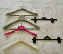 VINTAGE LOT OF 6 DESIGNER VELVET+SMOOTH  HANGERS-ARMANI, PRADA, UNGARO, ... - €12,72 EUR