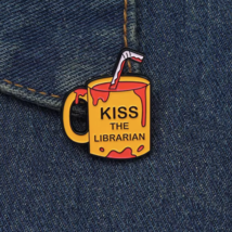 KISS THE LIBRARIAN Mug Enamel Pin ✩ Buffy the Vampire Slayer ♡ 90s Spike... - $108.78 MXN