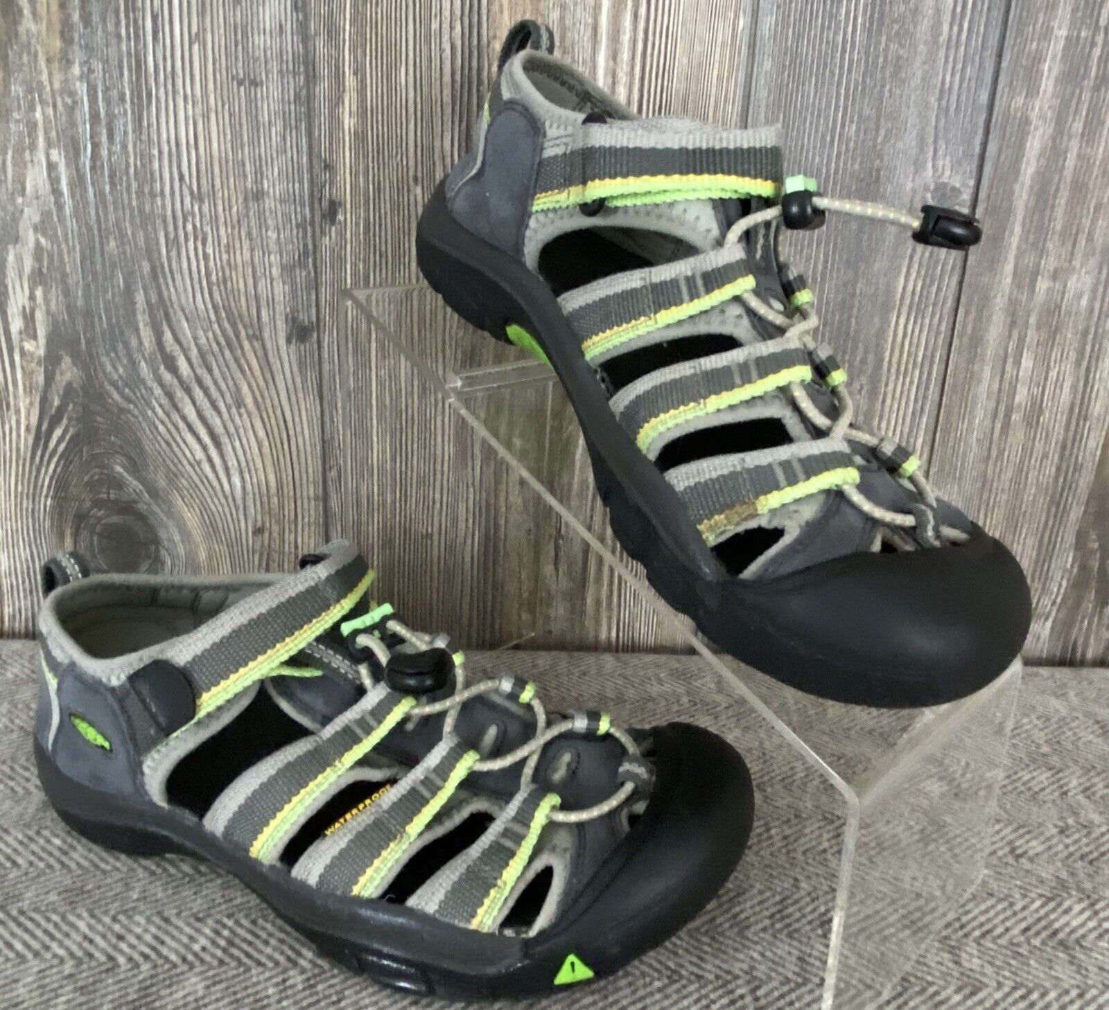 KEEN Water Shoes Unisex/Youth Size 5 Grey/Green Strappy Bungee Cord Hiking Trek - $14.85