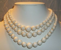 Vintage Graduated 3 Strand White Plastic Beads Gold Tone Clasp Summer Necklace - £7.90 GBP