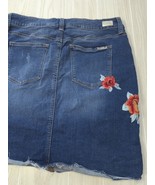 Seven7 Denim sz 14 women floral blue jean 20-21" long womens red orange flowers - $16.82