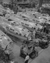 B-17 bombers on production line at Boeing in Seattle 1942 WWII Photo Print - £6.91 GBP+