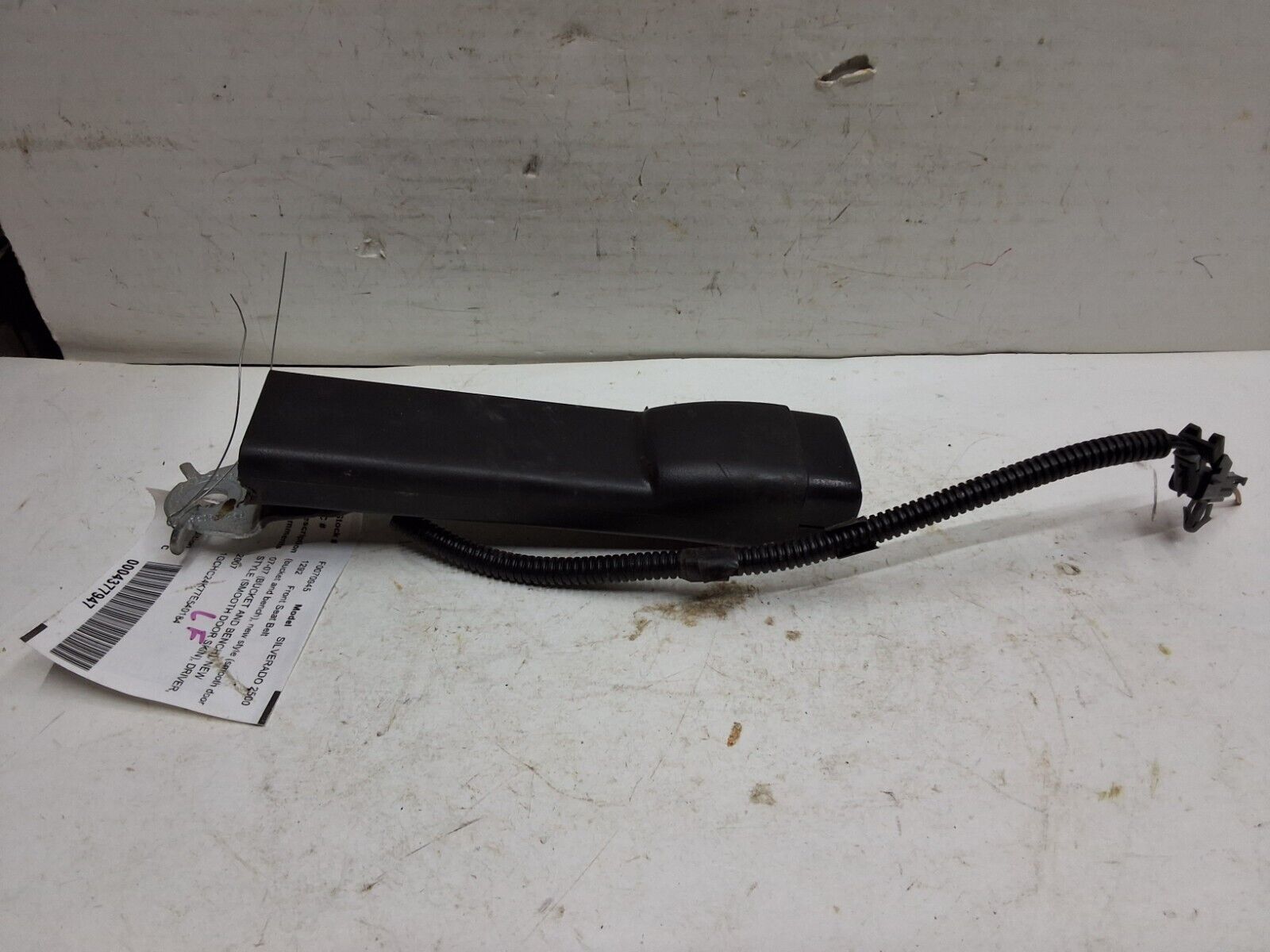 07 08 09 10 11 12 13 14 Chevy Silverado GMC Sierra left drivers seat bel... - $29.69