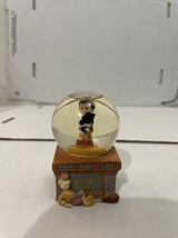 EUC DISNEY WORLD THEME PARK PINNOCHIO &amp; FIGARO 3IN SNOW GLOBE - $279.41 MXN
