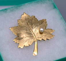 Sarah Coventry Whispering Leaf Gold Tone w Faux Pearl Brooch Pin Vintage... - £12.38 GBP