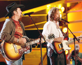Brooks &amp; Dunn In Concert With Guitars 16x20 Canvas Giclee - £55.04 GBP