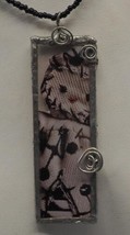 Hecho a Mano Arte Estampado Vidrio &amp; Soldado Metal Collar Colgante - £26.39 GBP