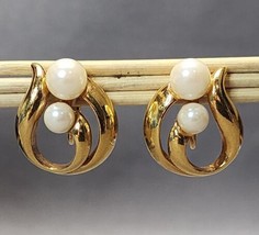 Vintage Avon Faux Pearl Gold-tone Swirl Clip-on Earrings Estate Costume Jewelry - £15.79 GBP