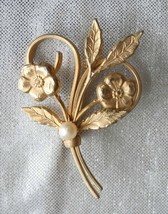 Elegant Gold-tone Flower Sprig Cultured Pearl Brooch 1950s vintage - £9.79 GBP