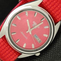 VINTAGE SEIKO 5 AUTOMATIC 7009A JAPAN MENS DAY/DATE RED WATCH 621e-a415917 - $38.00