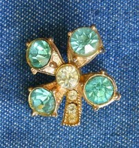 Aqua &amp; Crystal Rhinestone Gold-tone 4-Leaf Clover Brooch 1950s vintage 1&quot; - £9.71 GBP