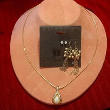 Lovely Avon~Pearl necklace w/rhinestones/Earrings - £14.21 GBP