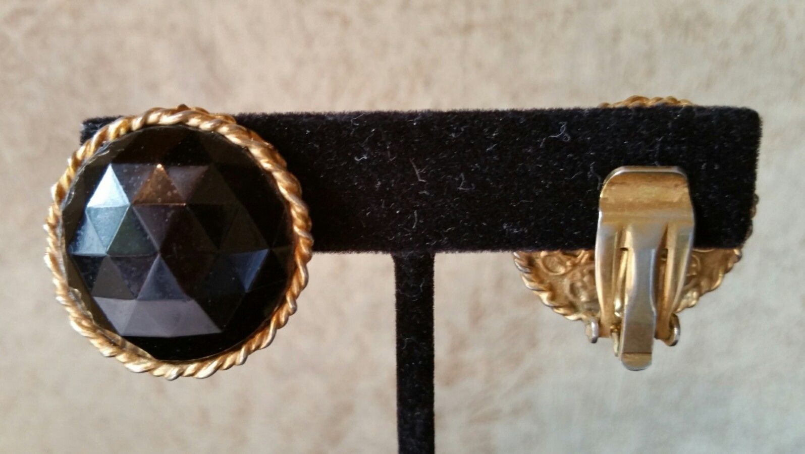 Unbranded Vintage Mid Century Gold Tone Faux Black Onyx Button Clip On Earrings Item image 3