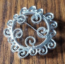 Vintage Sarah Coventry Silver Tone Silvery Mist Wreath Scrolls Pin Brooch - £6.99 GBP