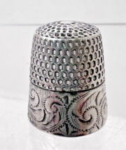 Antique Sterling Silver Thimble w Feather Scroll Design No Monogram Smal... - $28.22