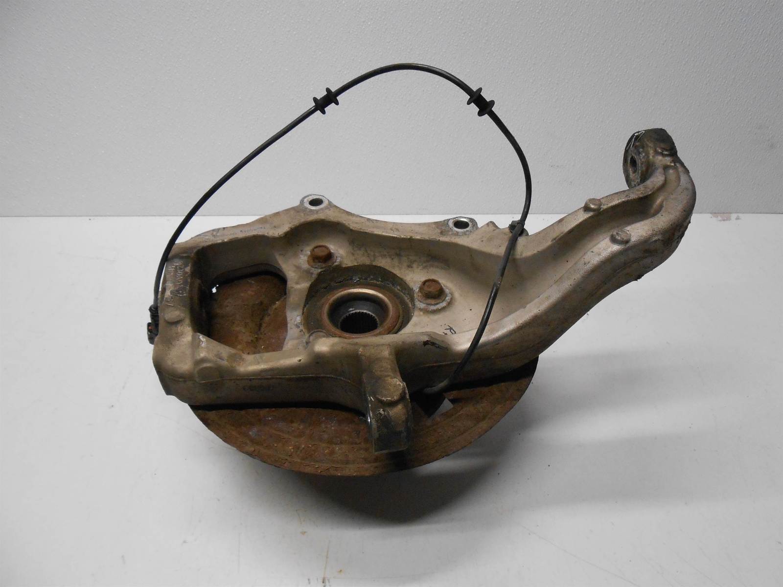 2006 Dodge Durango Passenger Right Front Spindle Knuckle With Hub - $78.99