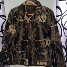 Women’s large reversible, brocade floral jacket - $466.39 MXN