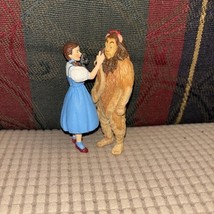 Hallmark Keepsake Ornament The Wizard of Oz &quot;Dorothy and Cowardly Lion&quot; ... - $297.65 MXN