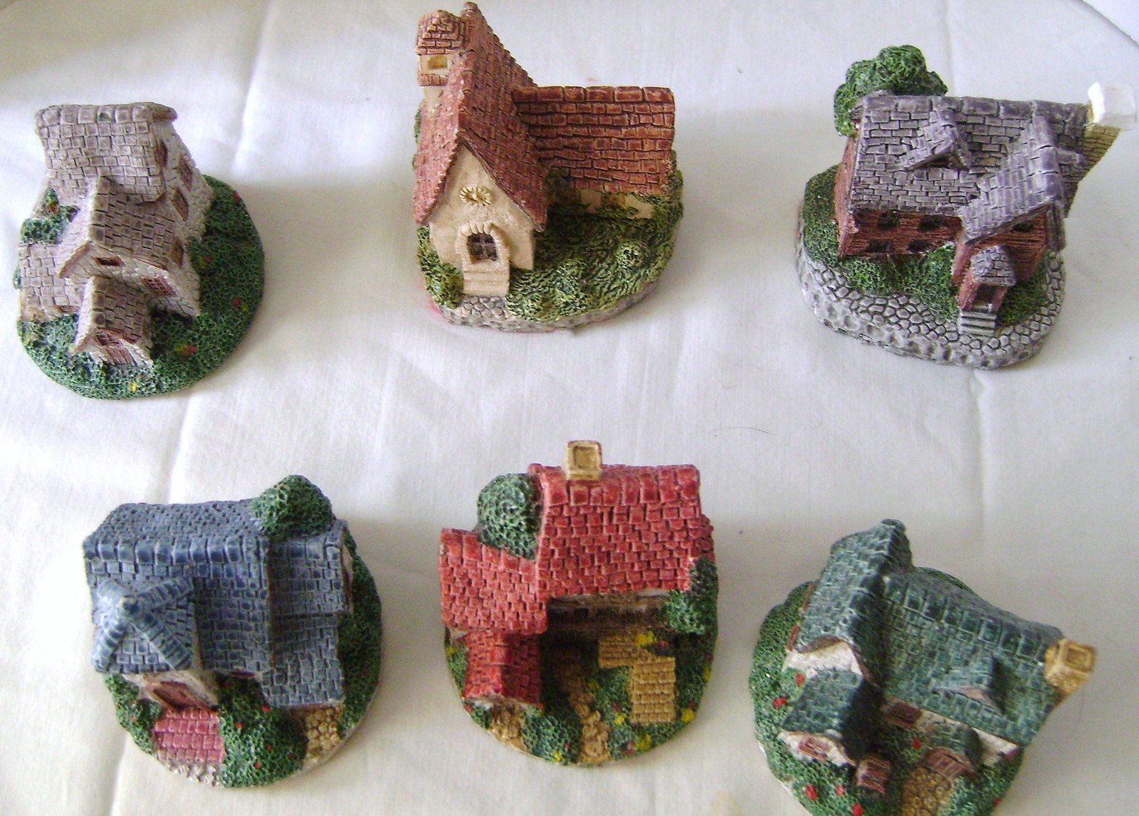 Miniature Resin Houses for Tabletop / Shelf Display - £7.92 GBP