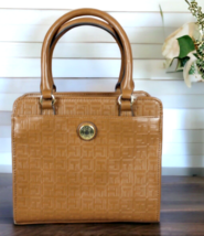 TOMMY HILFIGER  SHOULDER PURSE TAN STAMPED EXTERIOR BLUE LINING DIVIDERS... - $275.31 MXN