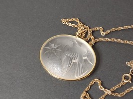 Pretty 17 3/4 Inch Gold Tone Necklace With Frosted Glass Pendant - £27.91 GBP