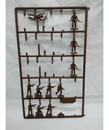 (11) WWII Infantry Miniatures With Knife Guns And Rifles - $205.59 MXN